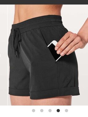Lululemon Women’s Black Spring Break Away Shorts 3” | Size 4